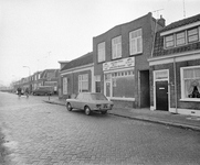 855649 Gezicht op de voorgevels van de panden Lamstraat 1 (een snackbar)-3 te Utrecht; met rechts de ingang van de Bokstraat.